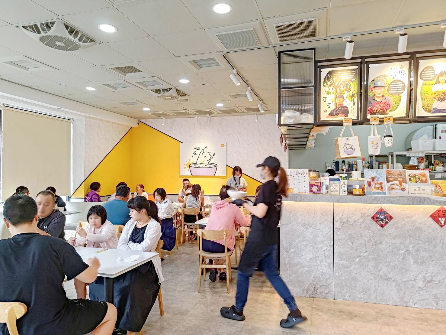 依連鎖品牌的目標客群樣貌，優先選擇該客群的商圈位置