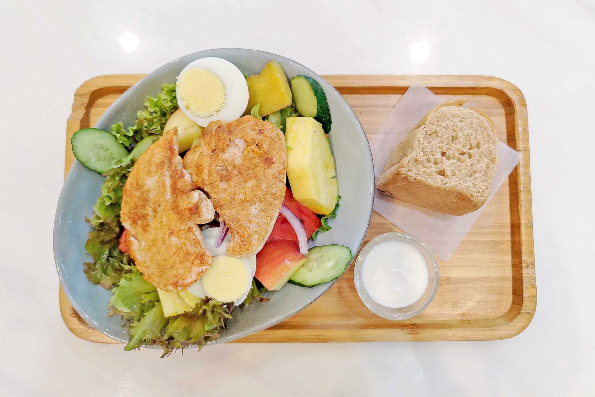 「椒鹽雞柳生菜沙拉拼盤」屏東在地小農有機生菜、精心醃製「黃金雞柳」